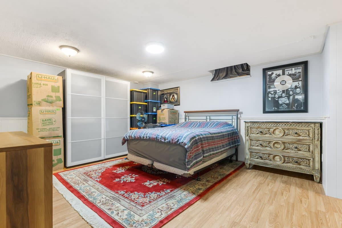 Real estate photo before AI Virtual Item Removal
